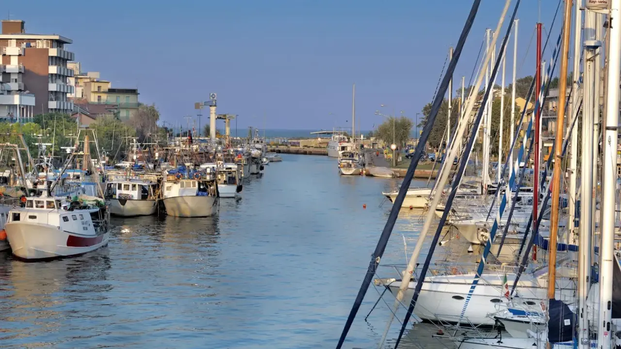 Porto turistico con barche a vela e pescherecci, un'ottima base per esplorare i borghi da visitare vicino a Bellaria.