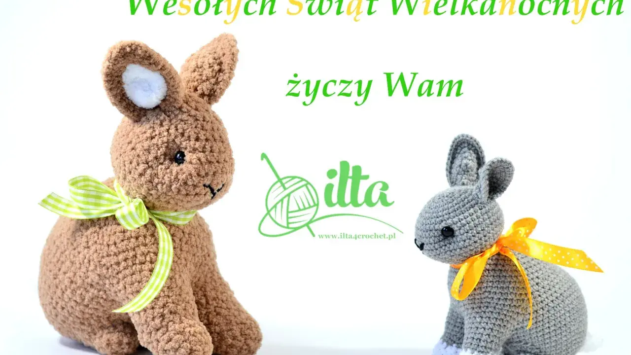 Dwa szydełkowe zające, jeden brązowy z zieloną wstążką, drugi szary z żółtą.
