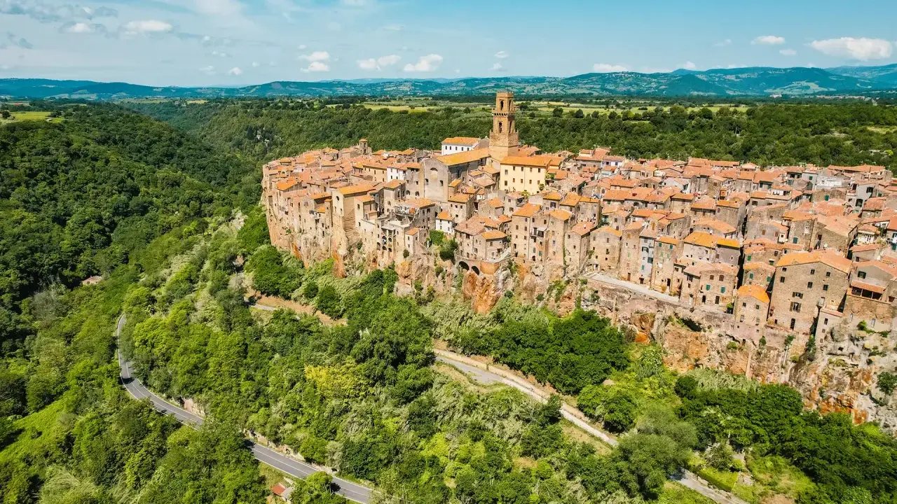 Pitigliano, la "piccola Gerusalemme", aggrappata alla rupe tufacea. Un borgo medievale da scoprire, tra vicoli e panorami mozzafiato.