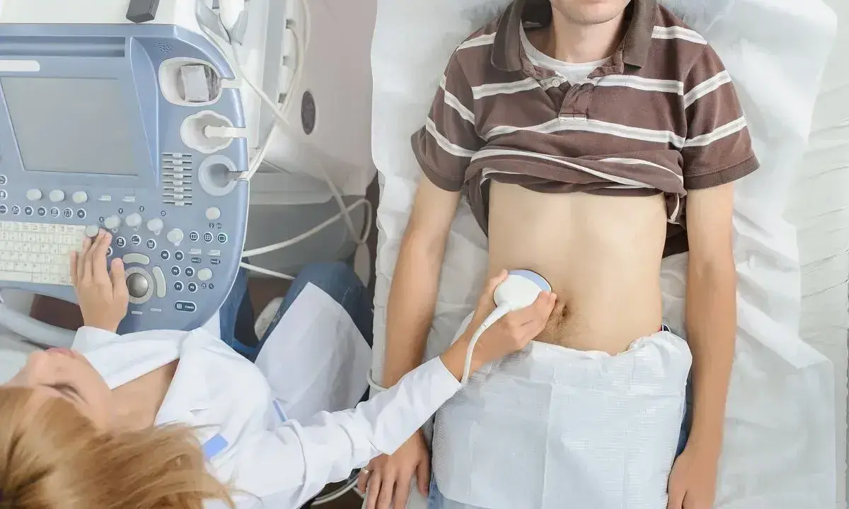 Lekarz wykonuje USG jamy brzusznej, aby przeprowadzić test na zapalenie wyrostka robaczkowego.