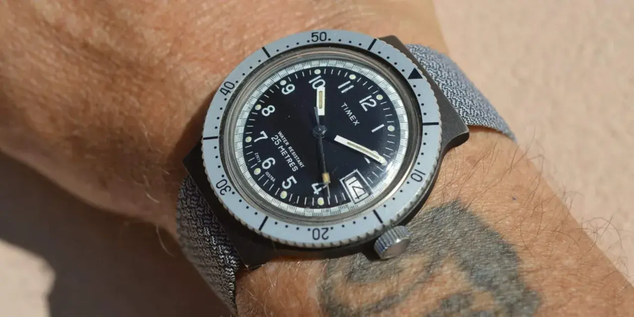 Orologio Timex da uomo, un classico tra i marche orologi americani, con cinturino grigio e quadrante nero.