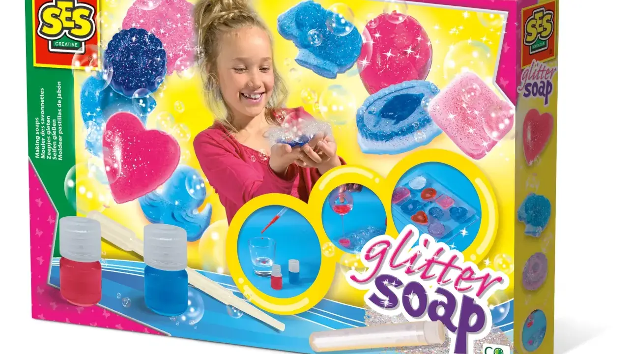 Ein Mädchen macht mit einem Set glitzernde Seifen. Ideal für Kinder, die gerne seife selber machen.