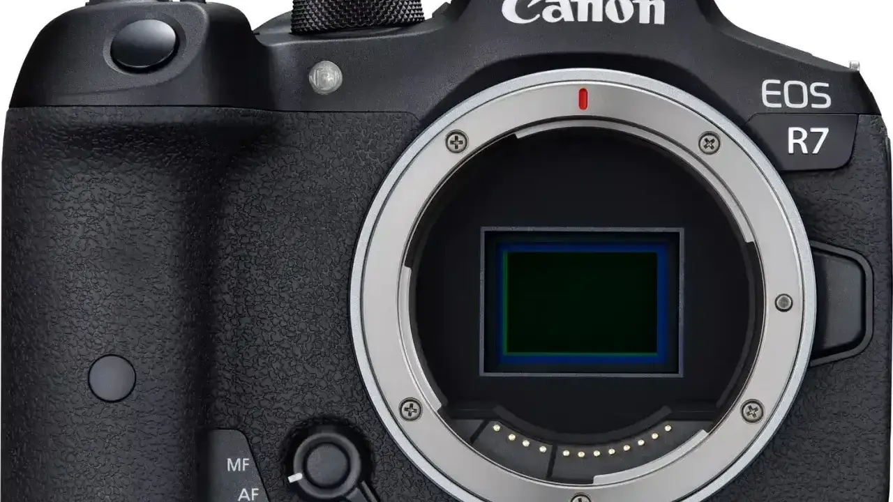 Czarny aparat Canon EOS R7 z widocznym sensorem. Sprawdź atrakcyjną canon r7 cena!