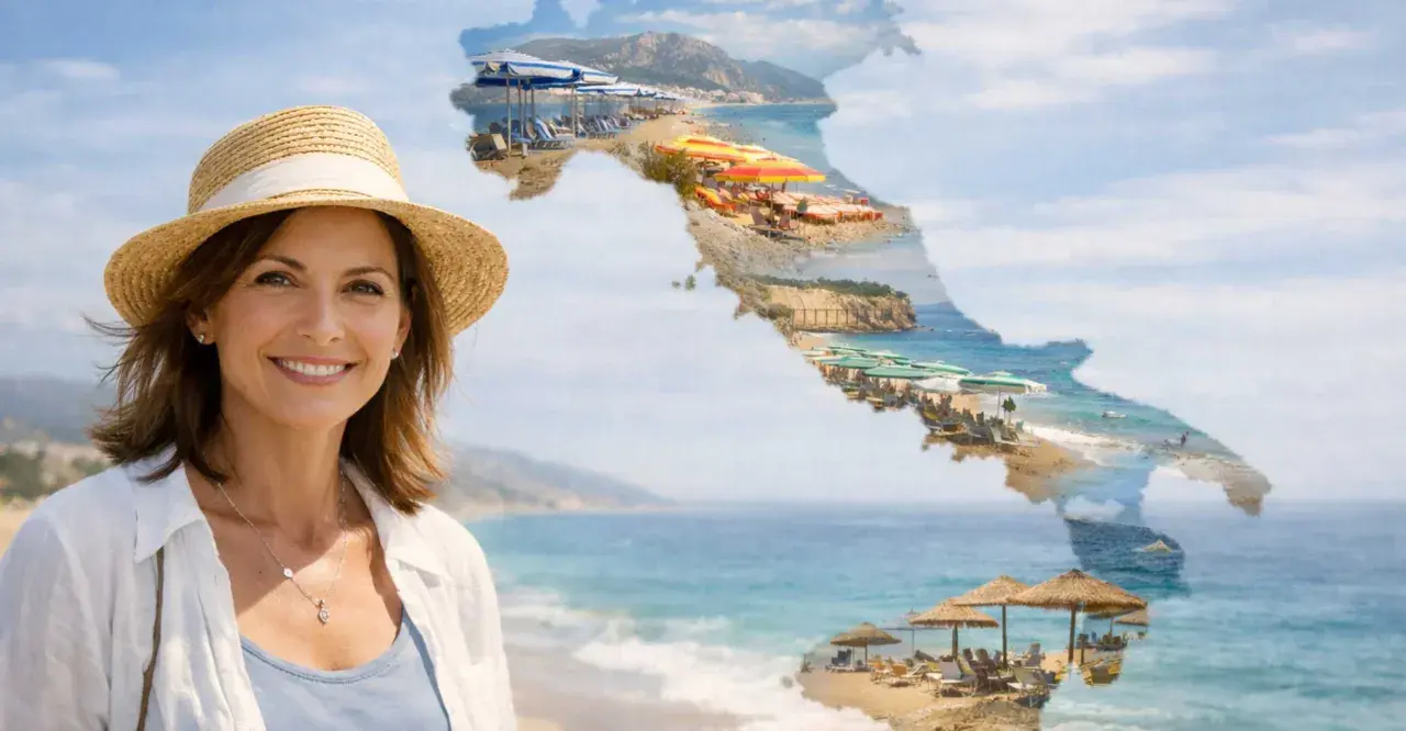 Donna sorridente con cappello di paglia su spiaggia italiana, ideale per sapere dove andare in vacanza a maggio in Italia.