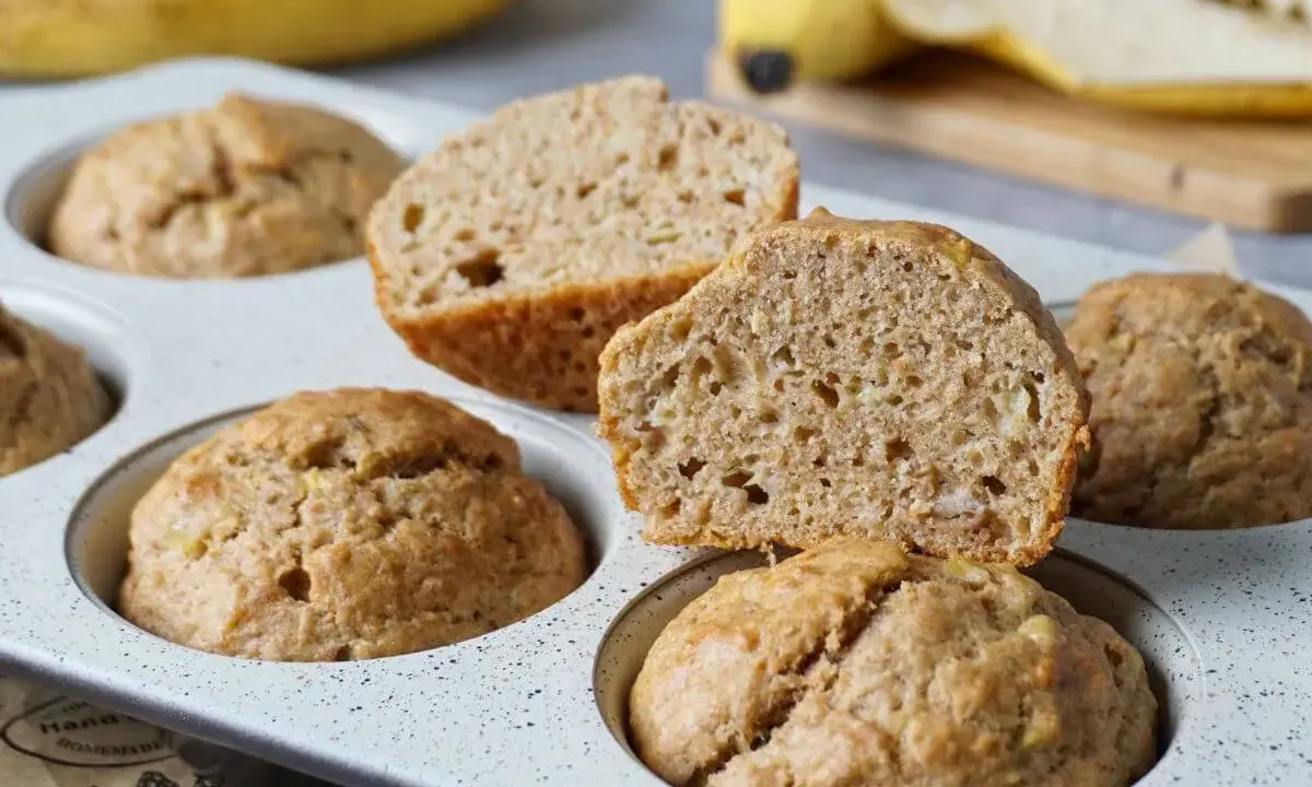 Saftige bananenmuffins ohne zucker, frisch aus der Form. Ein gesunder Genuss für jeden Tag.