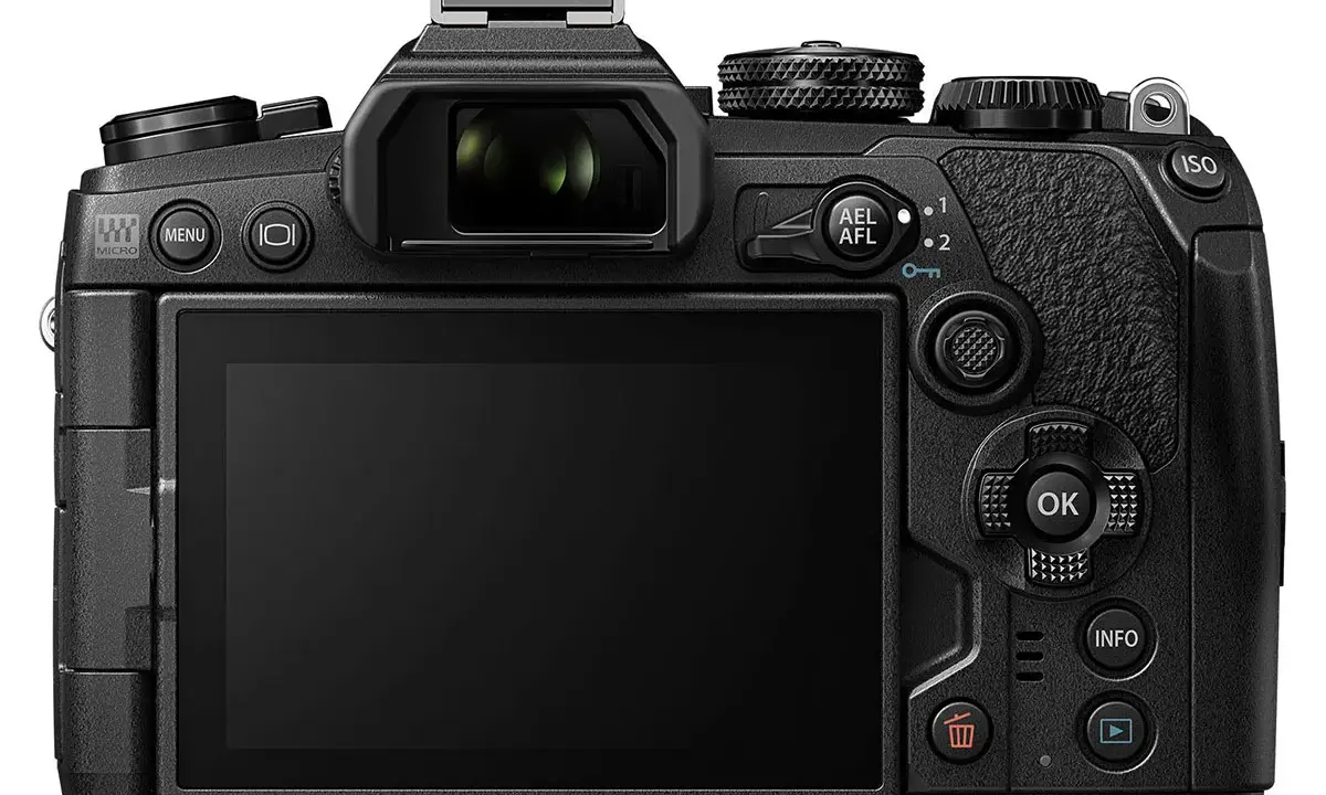 Retro dell'Olympus E-M1 Mark III, con schermo LCD, mirino, pulsanti e rotelle di controllo.