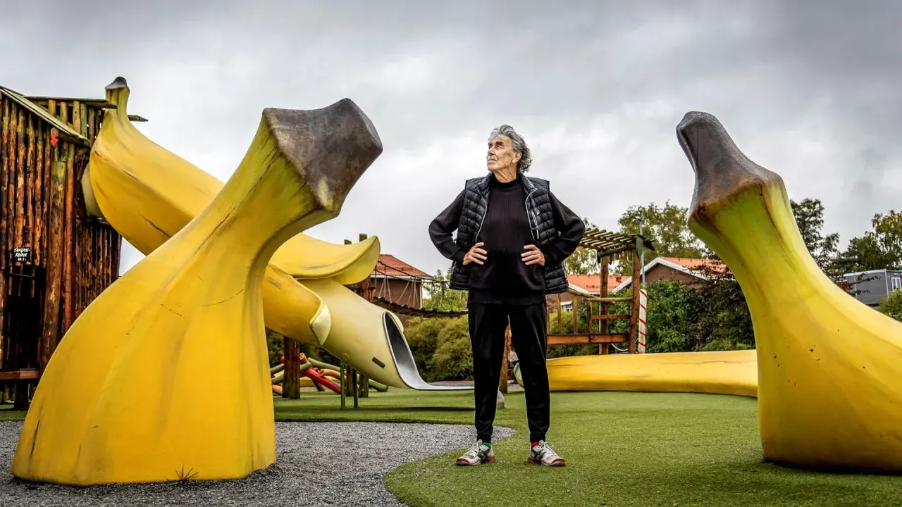 Konstnären Åberg står stolt vid en lekplats med gigantiska bananer.
