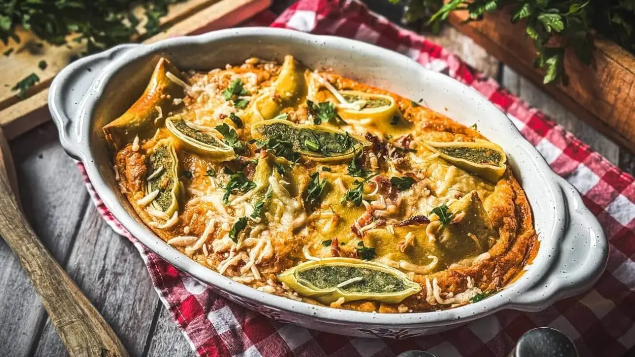 Herzhafter Maultaschen Auflauf mit Käse überbacken, garniert mit frischer Petersilie. Ein Genuss für die ganze Familie.