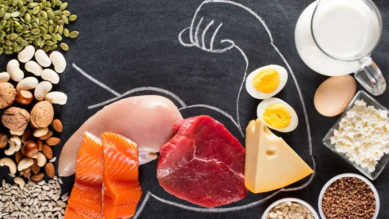 Różnorodne źródła protein w jedzeniu: mięso, ryby, jaja, nabiał, orzechy, nasiona i kasze. Idealne dla budowania mięśni.