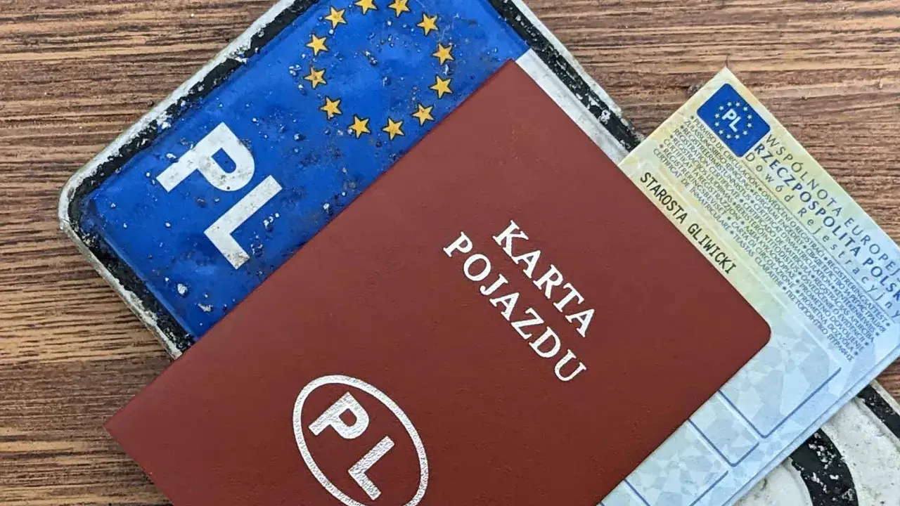 Karta pojazdu, dowód rejestracyjny i tablica z PL. Czy można zezłomować auto bez przerejestrowania?