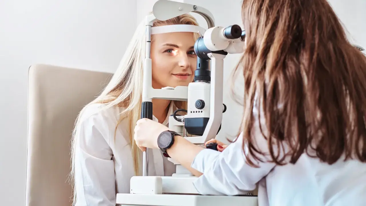 Kobieta z blond włosami u optometrysty, badanie wzroku. Czyżby to było zamglone widzenie po przebudzeniu?