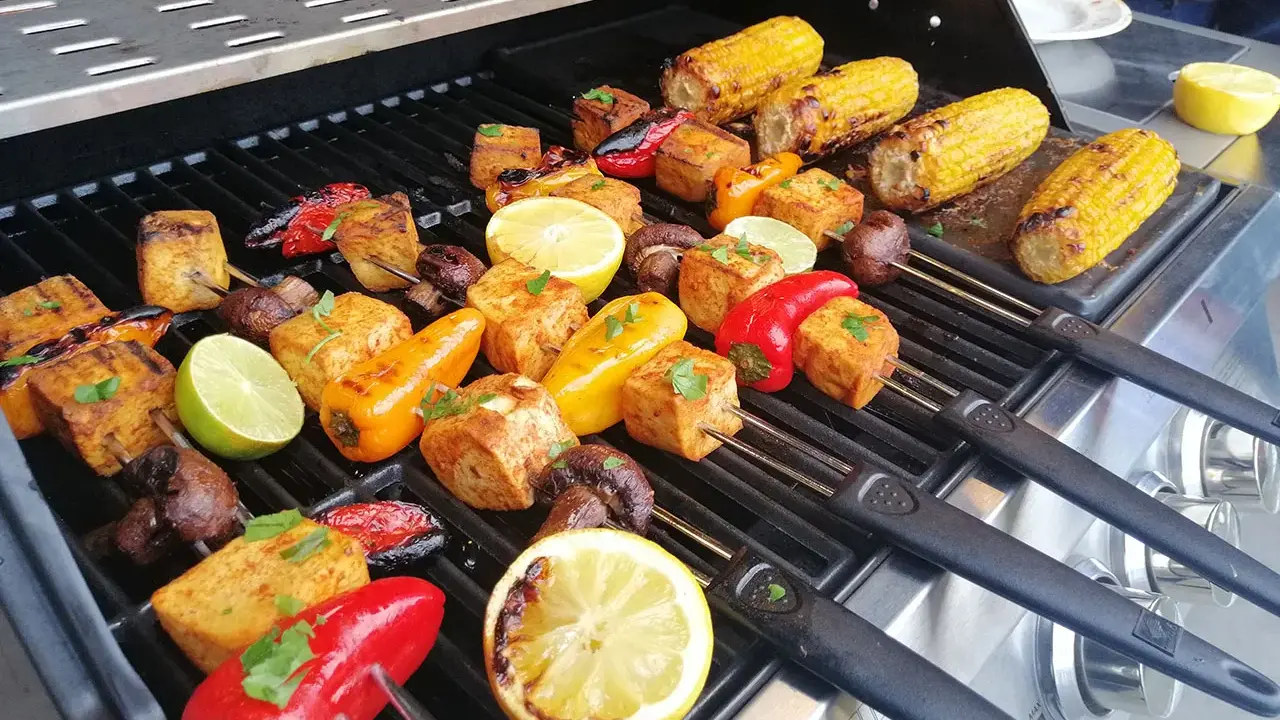 Grillspett med tofu, majskolvar, paprika och champinjoner. Perfekt för att grilla veganskt!
