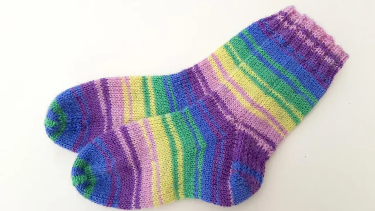 Calcetines de colores vibrantes, perfectos para principiantes que aprenden a tejer calcetines dos agujas.