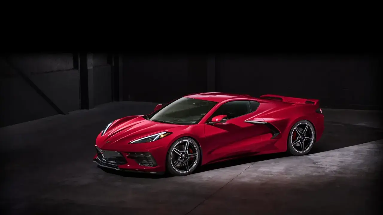 Czerwony Chevrolet Corvette C8 w ciemnym pomieszczeniu. Marzysz o tym aucie? Sprawdź corvette c8 cena i spełnij marzenie!