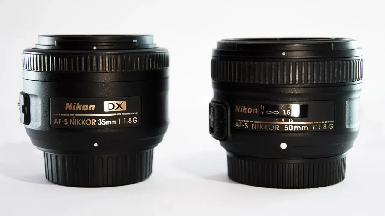Dos lentes Nikon, un 35mm vs 50mm, listos para capturar el mundo.