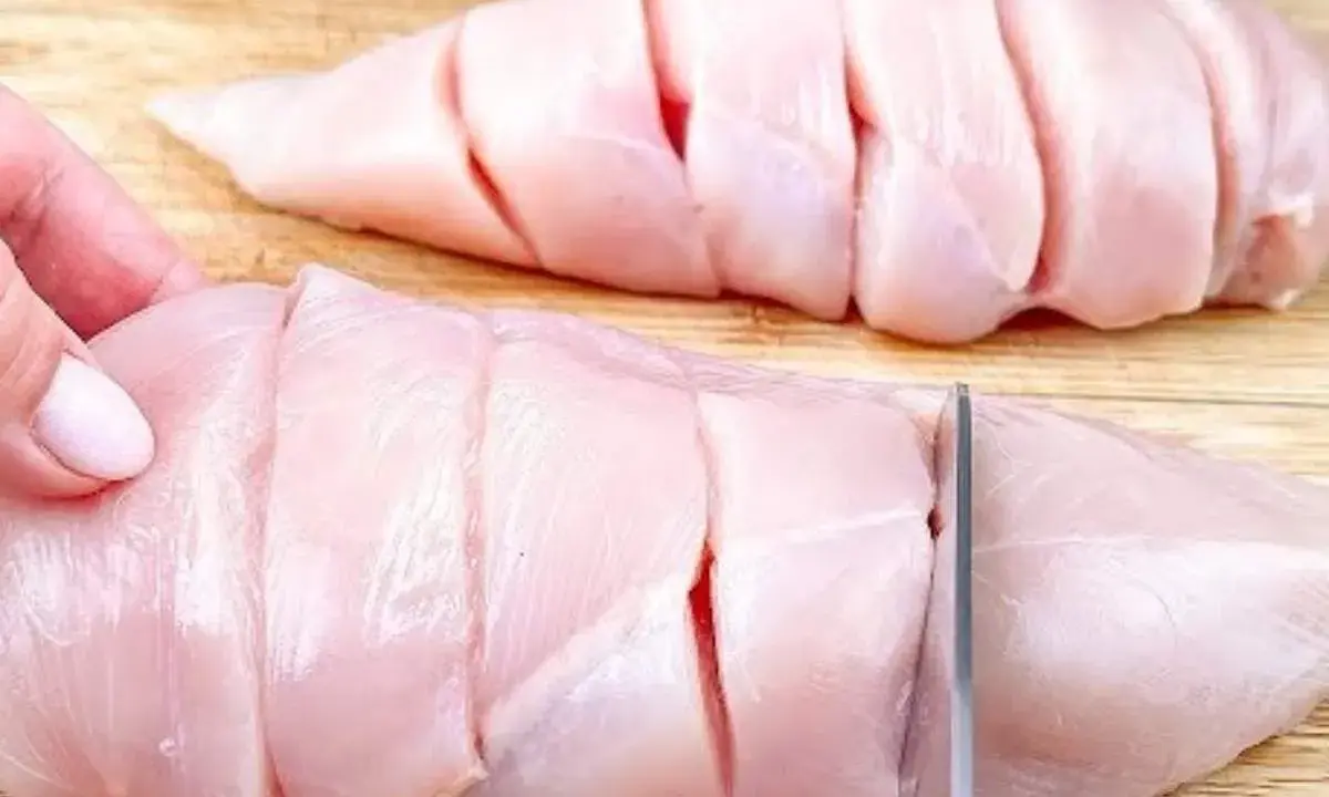 Un modo diverso per preparare il petto di pollo: tagli incisi per una cottura perfetta e sapore intenso.