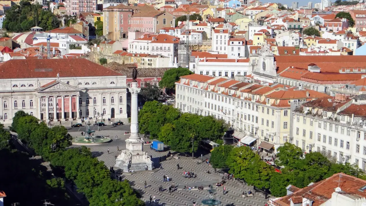 Blick auf den Rossio Platz in Lissabon mit dem Teatro Nacional D. Maria II und dem Denkmal von Dom Pedro IV.