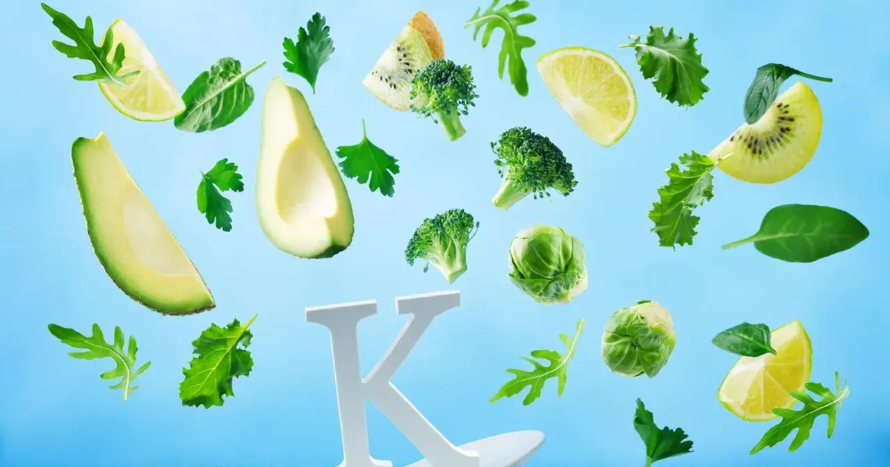 Witaj witamina K na co? Zielone warzywa i owoce: brokuły, brukselka, awokado, kiwi, cytryna, szpinak, rukola, pietruszka.