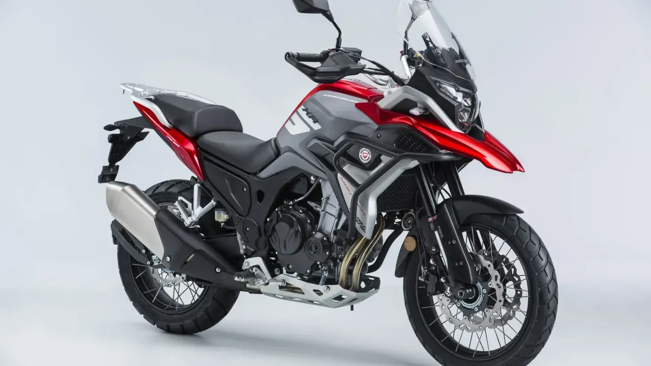 Motocicleta de aventura roja y gris, lista para explorar sin limitaciones a2.