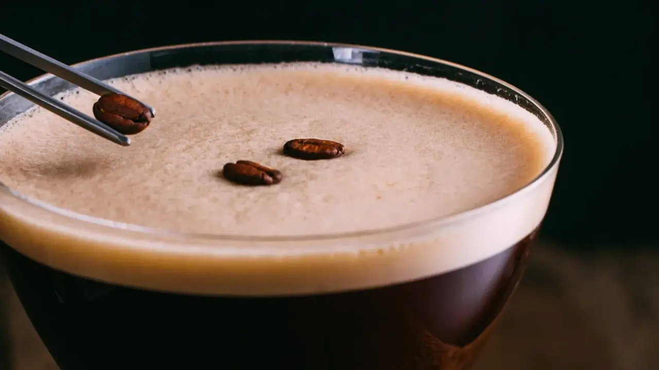 Ein Espresso-Martini, ein köstlicher Kaffee mit Schuss, wird mit Kaffeebohnen garniert.
