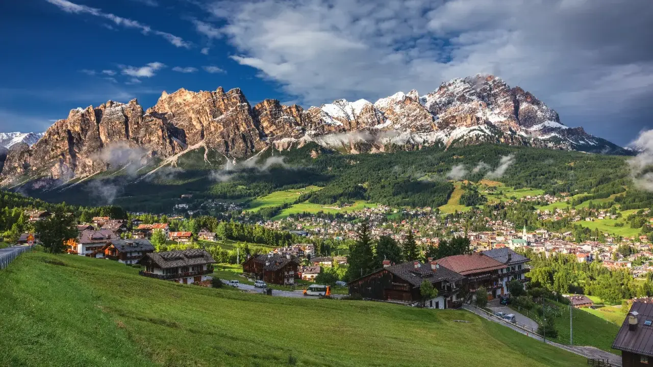 Cortina d'Ampezzo, in Veneto, è incastonata tra maestose vette dolomitiche.