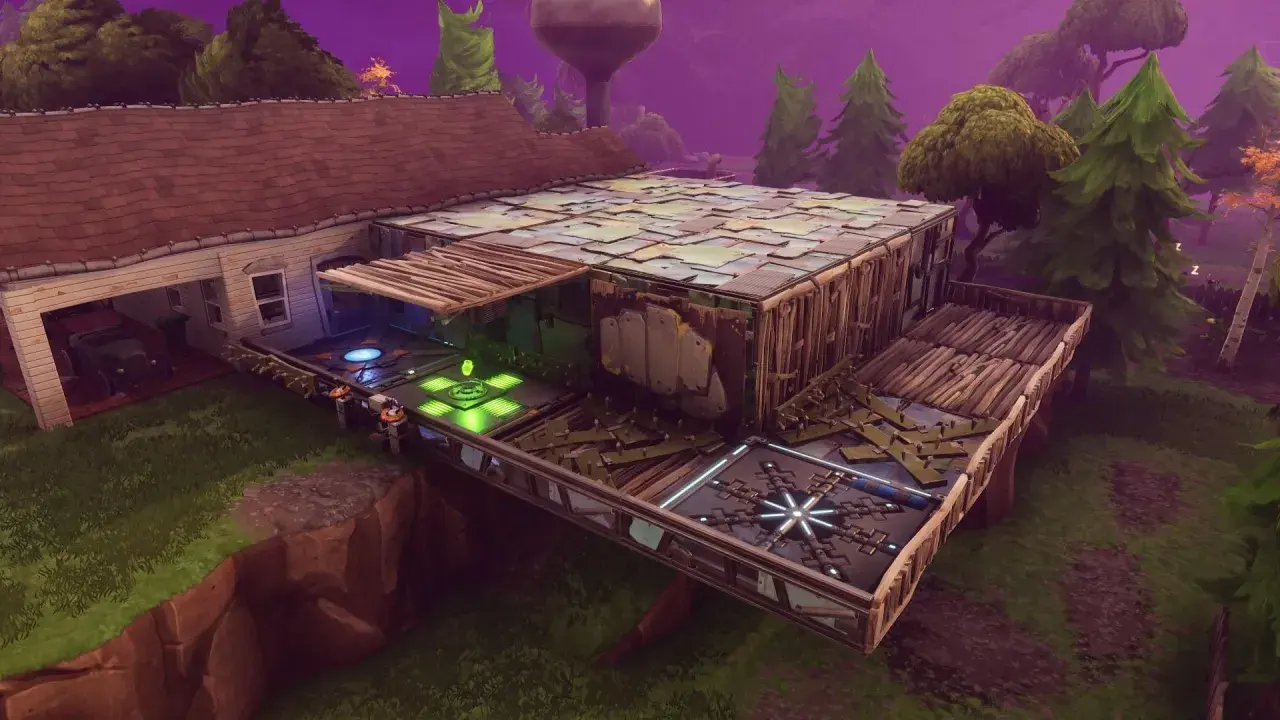 Budowla w grze Fortnite, połączona z domem, z platformami i elementami konstrukcyjnymi.