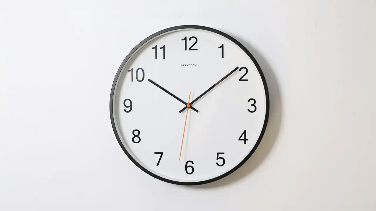 Zegar ścienny pokazuje 10:08. PM i am.