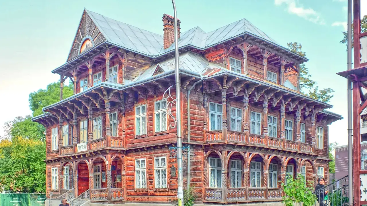Drewniany budynek z Truskawca, gdzie można dowiedzieć się, jak załatwić sanatorium.