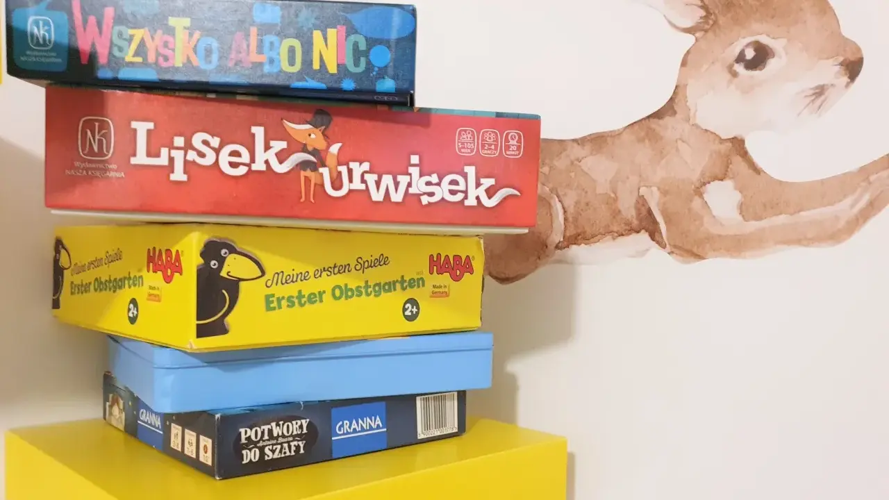Stos gier planszowych, idealnych do wspólnej zabawy. Wśród nich "Lis i Urwisek", "Potwory do szafy" i inne gry coop.