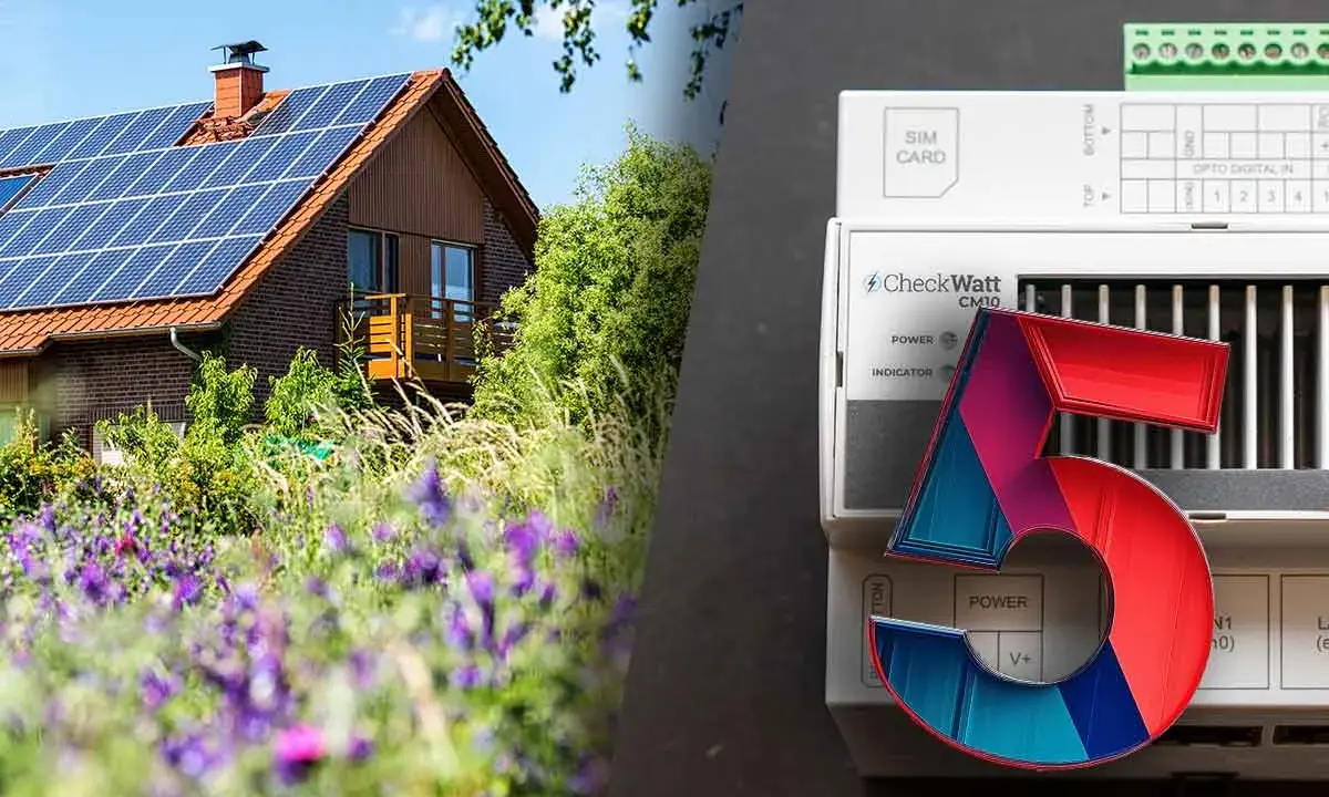 Hus med solpaneler och en CheckWatt-enhet, redo för smart energihantering.