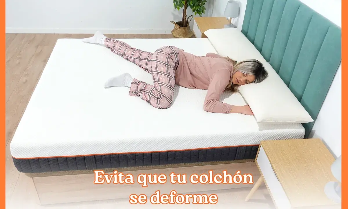 Mujer durmiendo en un colchón blanco que no se hunde. El colchón ofrece soporte y evita deformaciones, garantizando un descanso reparador.