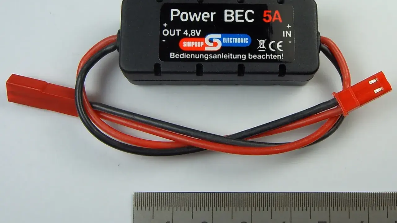 Power BEC 5A mit 4,8V Ausgang. Dieses sbec-Modul von Simprop Electronic ist für Modellbauanwendungen gedacht.