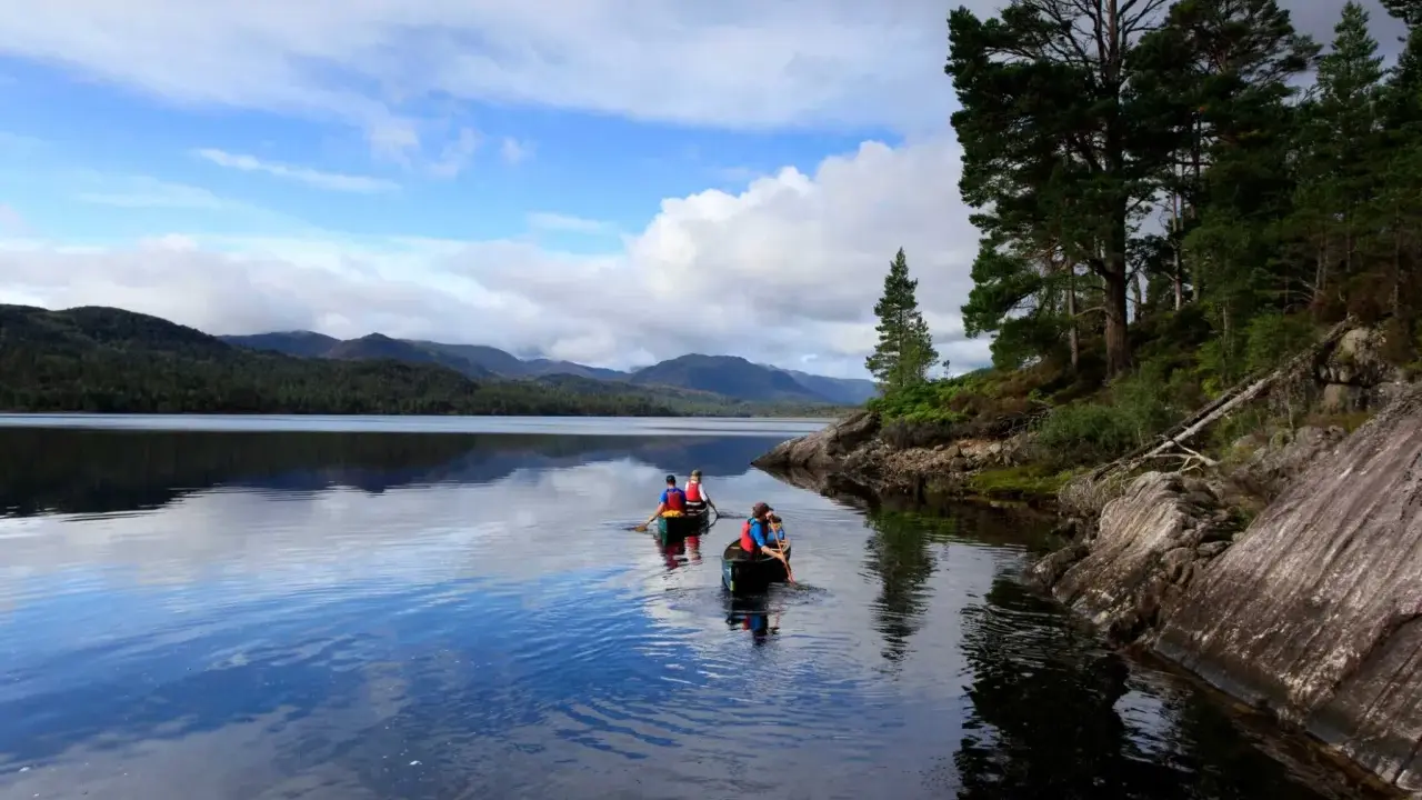 Zwei Kanus auf dem Loch Ness, umgeben von schottischen Highlands. Vielleicht sucht Nessie nach Gesellschaft?