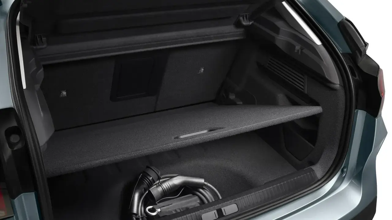 Maletero del Citroën C4 con cable de carga. Espacio suficiente para tus viajes, con buena capacidad en litros.