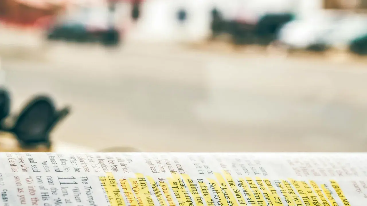 Otwarta Biblia, z zaznaczonymi fragmentami, przypomina o modlitwie krucjaty.
