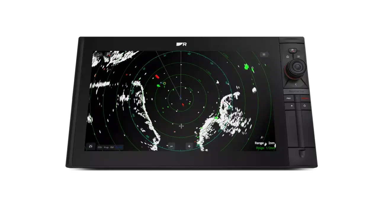 Écran de radar maritime affichant des échos blancs et verts, avec des cibles rouges. La portée est de 2 milles nautiques.
