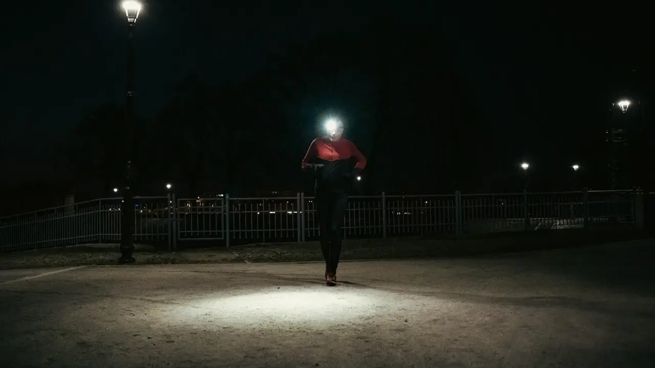 Biegacz nocą z czołówką. Czy 500 lumenów to dużo, by rozświetlić ścieżkę?