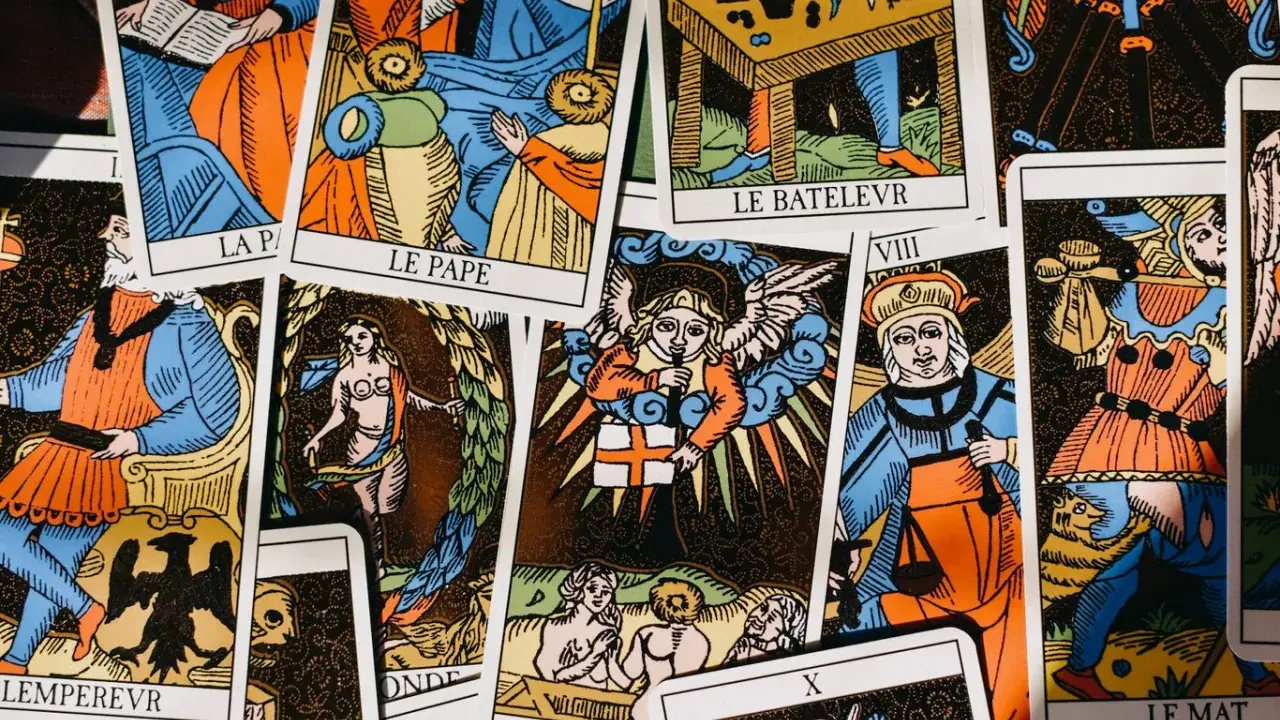Tarot dla każdego: Jak interpretować karty i zrozumieć siebie?