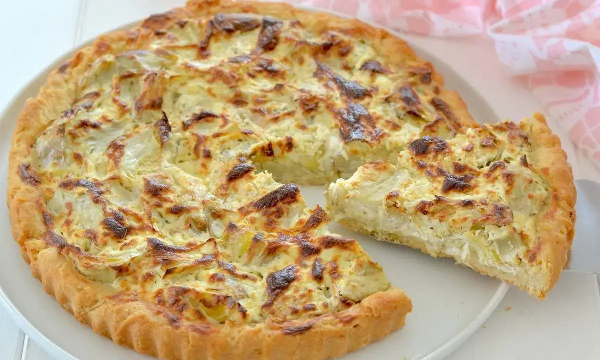Torta salata con carciofi, una delizia dai Menù di Benedetta, con crosta dorata e ripieno cremoso.