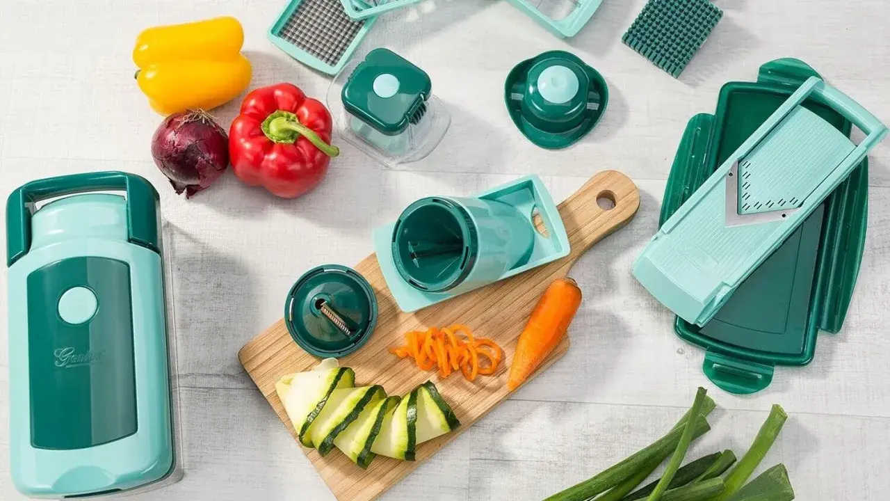 Ein nicer Dicer-Set mit verschiedenen Aufsätzen, Paprika, Zwiebel, Karotte und Zucchini. Perfekt für kreative Gemüsezubereitung.