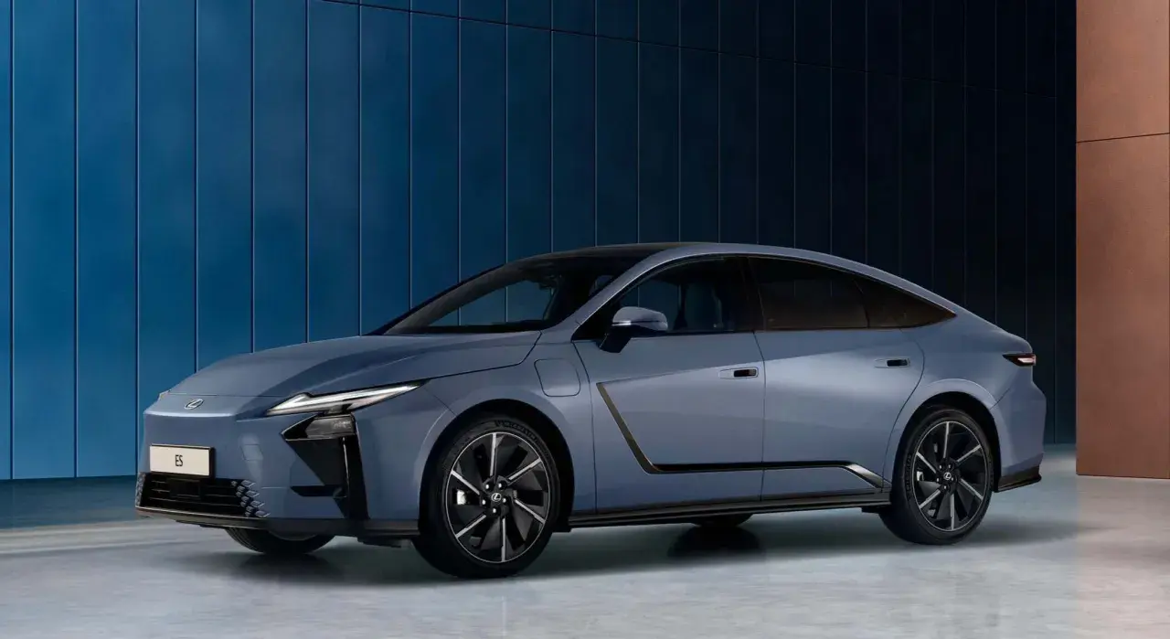 El elegante Lexus ES 2026, un sedán azul metálico, se exhibe contra una pared azul texturizada.
