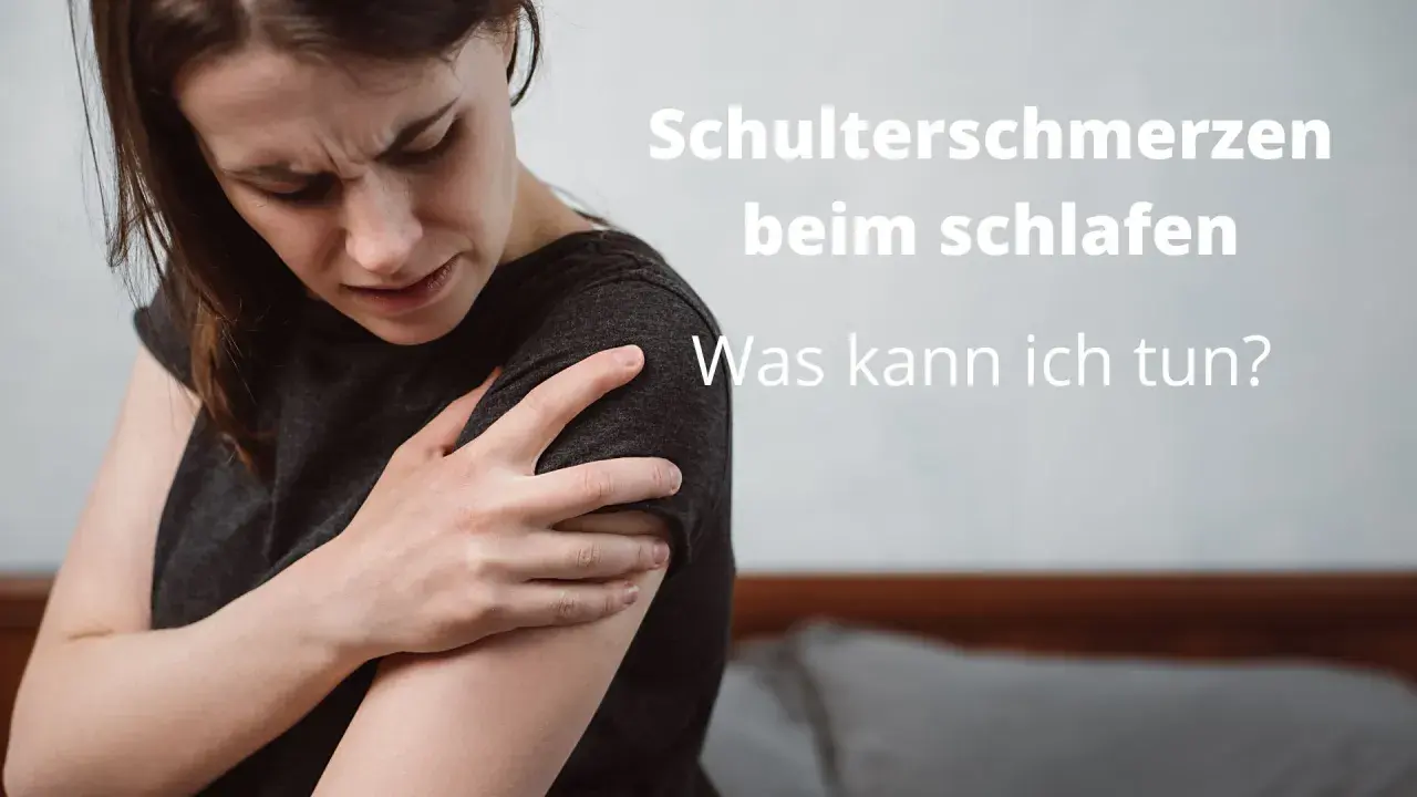 Frau mit schmerzverzerrtem Gesicht hält sich die Schulter. Sie leidet unter Schulterschmerzen beim Schlafen in Seitenlage. Was kann sie tun?