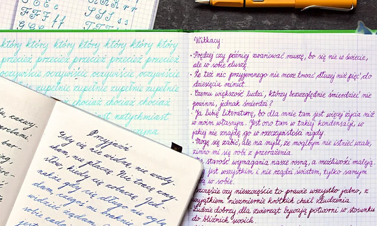 Pismo piórem na kratkowanym papierze. Litery, słowa i zdania pisane ręcznie, niektóre w kolorze niebieskim, inne fioletowym.