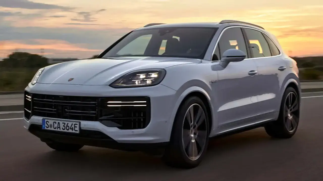 Porsche Cayenne, un SUV potente come cento cavalli, sfreccia al tramonto.