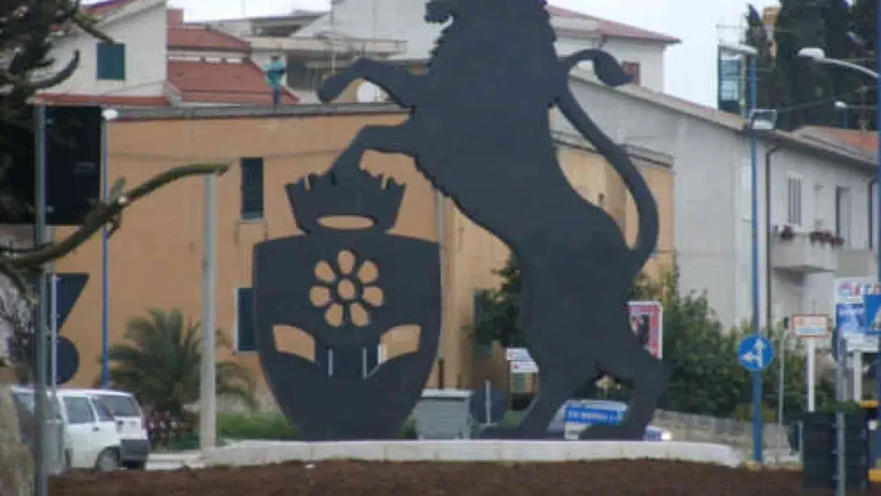 Leone rampante con stemma floreale, simbolo di Santa Margherita di Belice, domina la piazza.