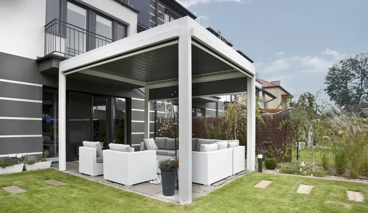 Une pergola moderne avec salon de jardin, offrant un espace extérieur confortable. C'est une définition pratique de pergola.