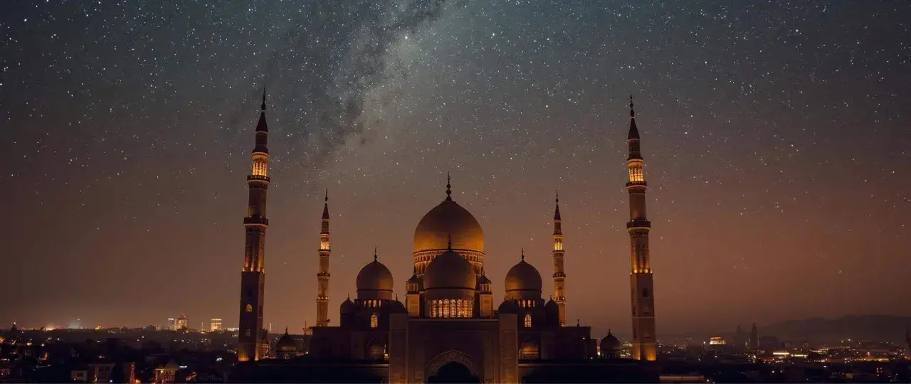 Eine Moschee unter einem sternenklaren Himmel, perfekt für das Laylatul Qadr Gebet.