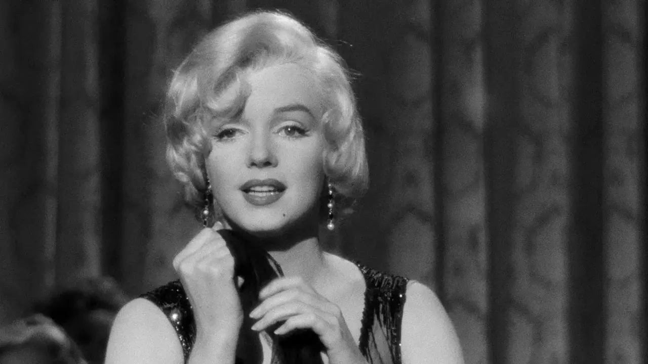 Marilyn Monroe i en glittrig klänning, en ikonisk bild från hennes filmer.