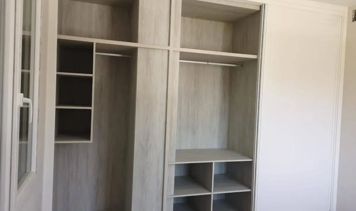 Armarios por dentro: ideas de organización con estantes y barras para colgar.
