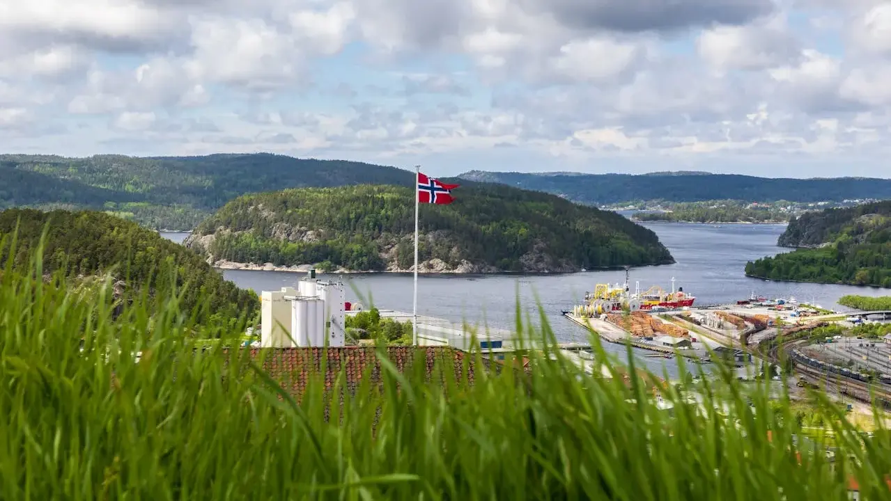 Norweska flaga powiewa nad portem. Warto sprawdzić składki emerytalne, by mieć spokojną przyszłość.